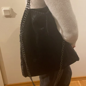Liknande stella mc väska - Säljer en liknande Stella mc väska, inte använt så mycket o säljer för den inte används så mycket (pris kan diskuteras)😊