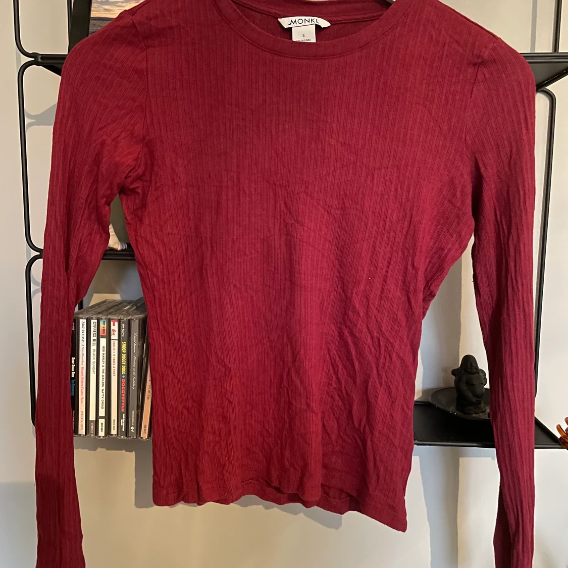 En rödbrun långärmad tröja.  - 90