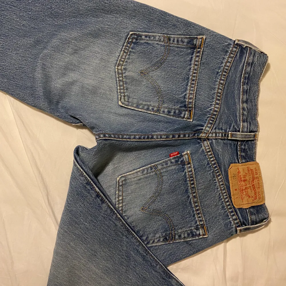 säljer min jättefina levi’s jeans, köpta här på Plick pga att de var för små💘 helt oanvända!. Jeans & Byxor.