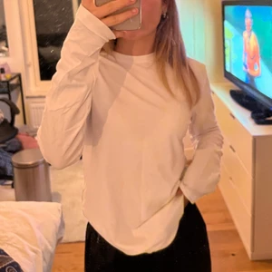 Vit långärmad  - Vanlig vit långärmad tröja från HM. Superbra som ett basplagg och passar till vad som helst 🤩 ❗️köpare står för frakt❗️