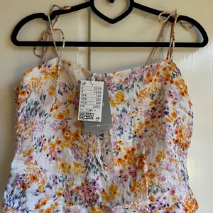 H&M linne strl M - Säljer detta fina linne från H&M. Köpt för 149kr och är helt oanvänd, lappen sitter kvar. Säljer då det tyvärr inte kommer till användning. Storlek M men passar även S. Justerbara band.