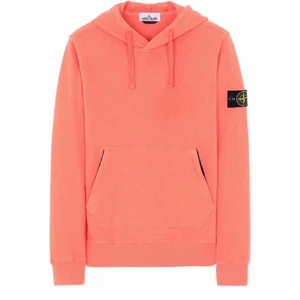 Stone island hoodie - Kräftröd hoodie från stone island! Använd 2 gånger! Väldigt fint skick! Helt som ny, sparsamt använd! Nypris ligger på 2900kr