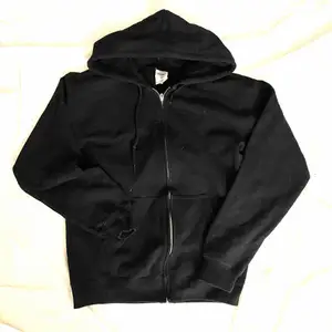 Svart zipup hoodie från Gildan, passar XS-S