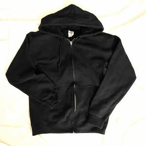 Zip hoodie - Svart zipup hoodie från Gildan, passar XS-S