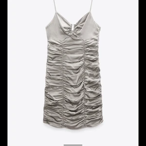 Zara klänning  - Säljer festklänning, använd 1 gång❤️ köpare står för frakt