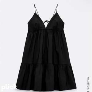 Säljer denna jätte trendiga klänning, LÅNADE BILDER. Hör av er om ni är intresserade, vill ha mer bilder mm❤️ 