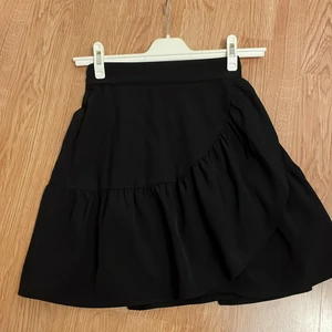 Svart kjol med volanger  - Super fin kjol som jag köpte i sommras men säljer då den inte kommer till användning.💗 Ordinarie pris var 300kr men säljer den för 150kr (priset kan diskuteras)