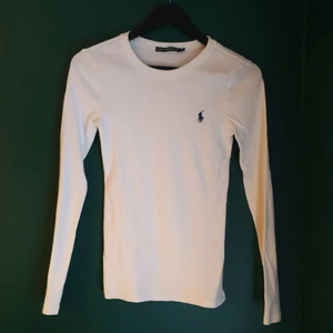 Ralph Lauren tröja - Vit långärmad tröja från Ralph Lauren. Storlek S. Använd ett fåtal gånger. 