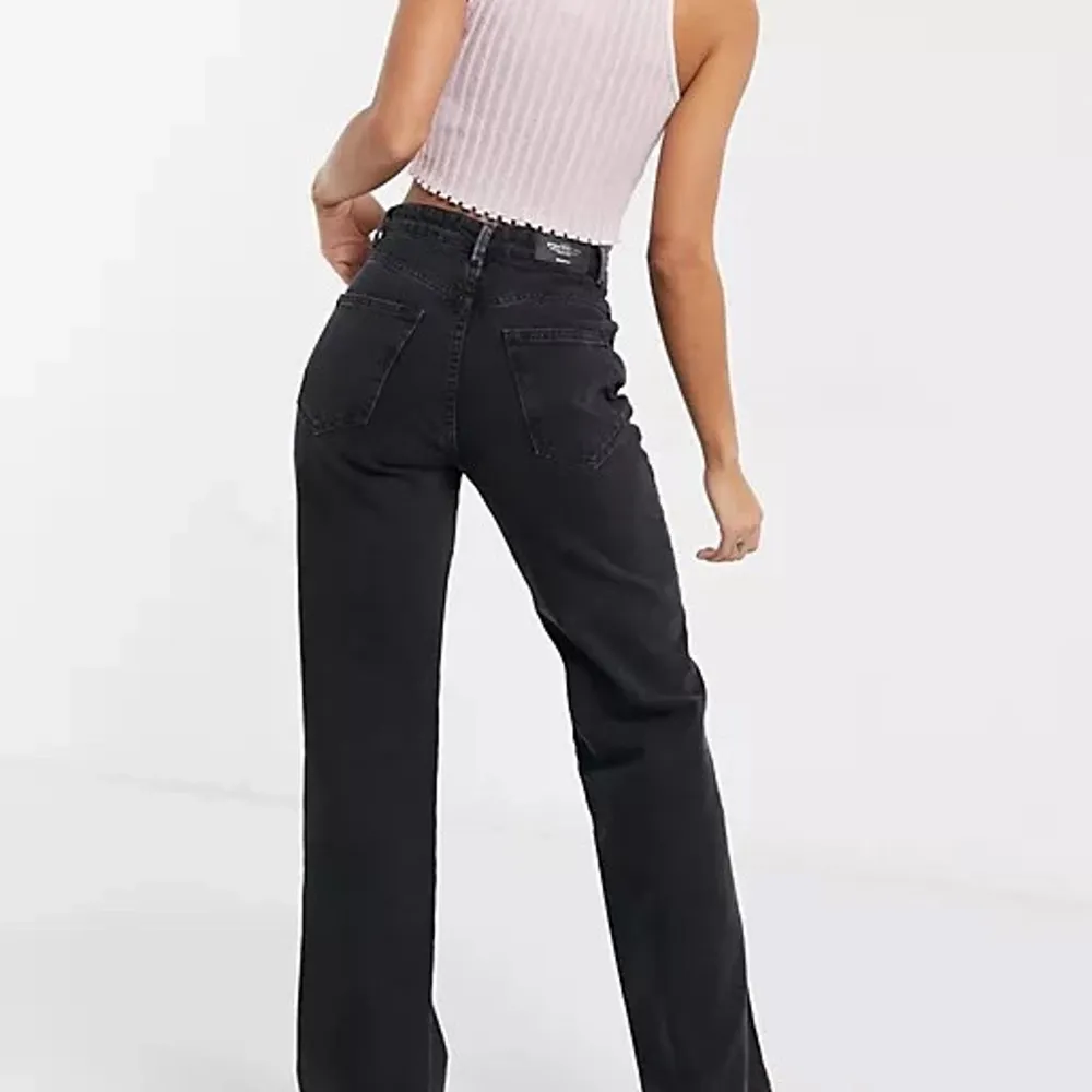 säljer dessa supersköna och snygga jeans från stradivarius då de blivit lite för små för mig🧸✨ använda ungefär 7 gånger men är i fint skick!! kan gå ner i pris vid snabb affär💛 . Jeans & Byxor.