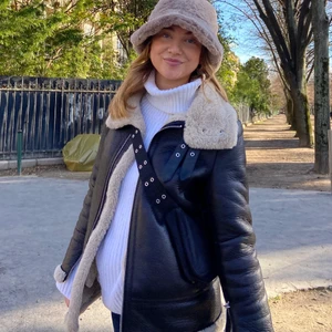 Pilotjacka - Superfin svart pilotjacka i skinn, med vitt pälsfoder. Jackan värmer bra och är i väldigt bra skick! Lite oversize passform. Nypris 800 kr. 