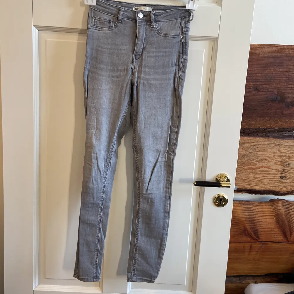 Gråa jeans från Gina tricot i storlek S. Används några gånger. Säljs för 20 kr + frakt. . Jeans & Byxor.