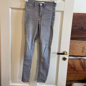 Gråa jeans från Gina tricot i storlek S. Används några gånger. Säljs för 20 kr + frakt. 
