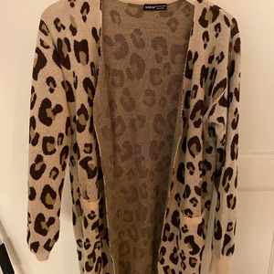 Leopard cardigan - Snygg cardigan från Shein i leopard. Använd vid 1 tillfälle, det är storlek L men mer som en S-M. 