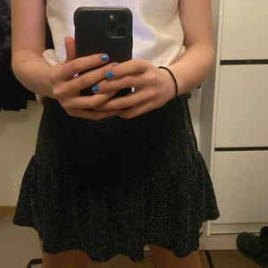 Glitterkjol  - Säljer glitterkjol från Lindex pga de är lite stora i midjan på mig, använd några gånger men fortfarande i nyskick! 
