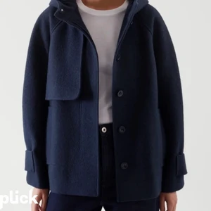 Jacka - Säljer min jättesnygga cos jacka. Älskar den men den kommer tyvärr inte till användning. Använd 2 gånger💕