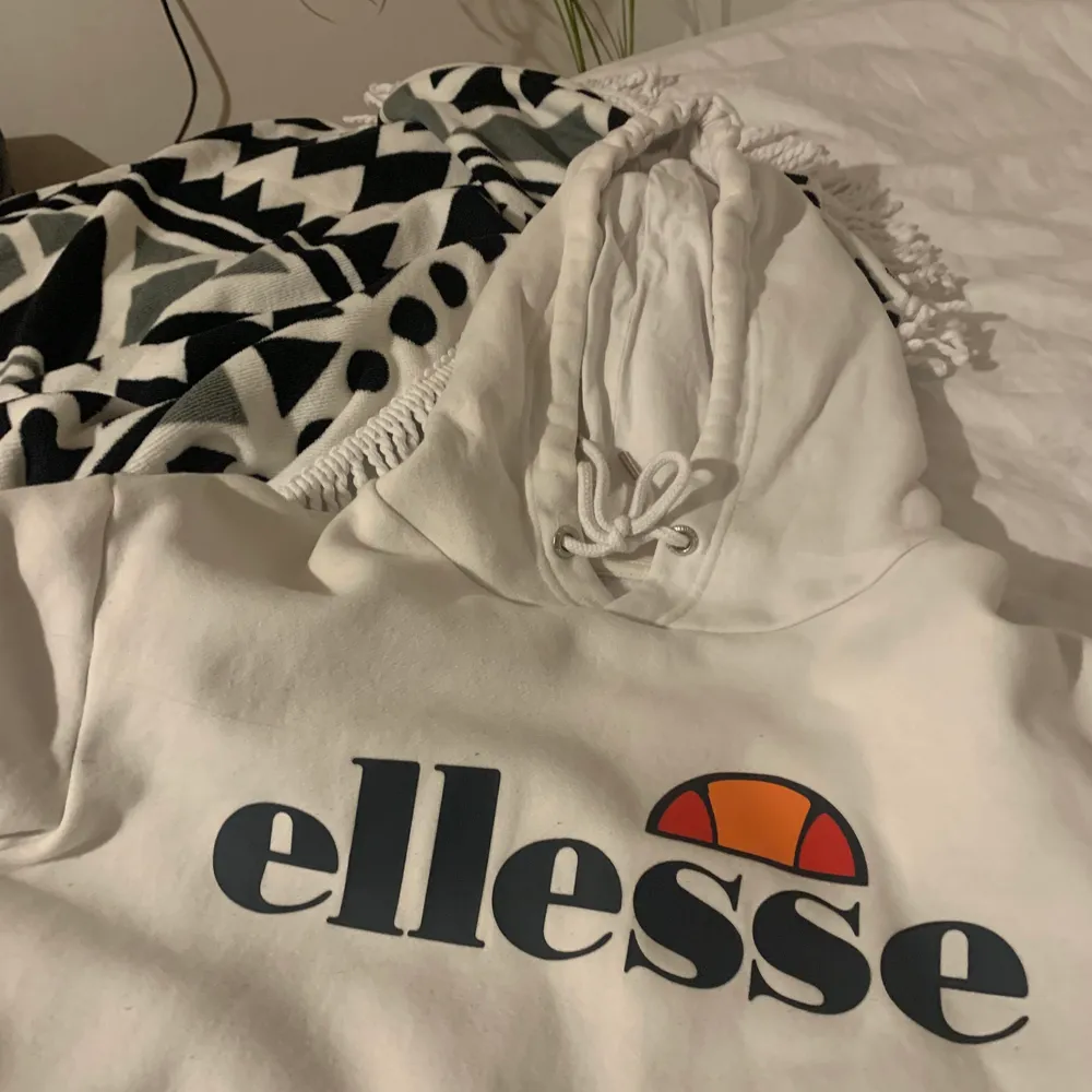 Superfin Elleasse hoodie som säljs då den inte kommer till användning! Superbra skick, dock väldigt använd😊 Pris 220 kr plus 45 kr frakt💖 Skriv för mer info, bilder osv!. Hoodies.