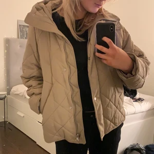 Trendig jacka - INTRESSEKOLL: Säljer min finaste jacka! Super skön och jättesnygg passform, säljer ändrat vid bra bud!❤️