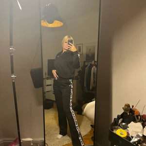 Fila set - Mysigt Fila set som sällan kommer till användning. Strl S men stretchigt tyg så skulle passa en M också