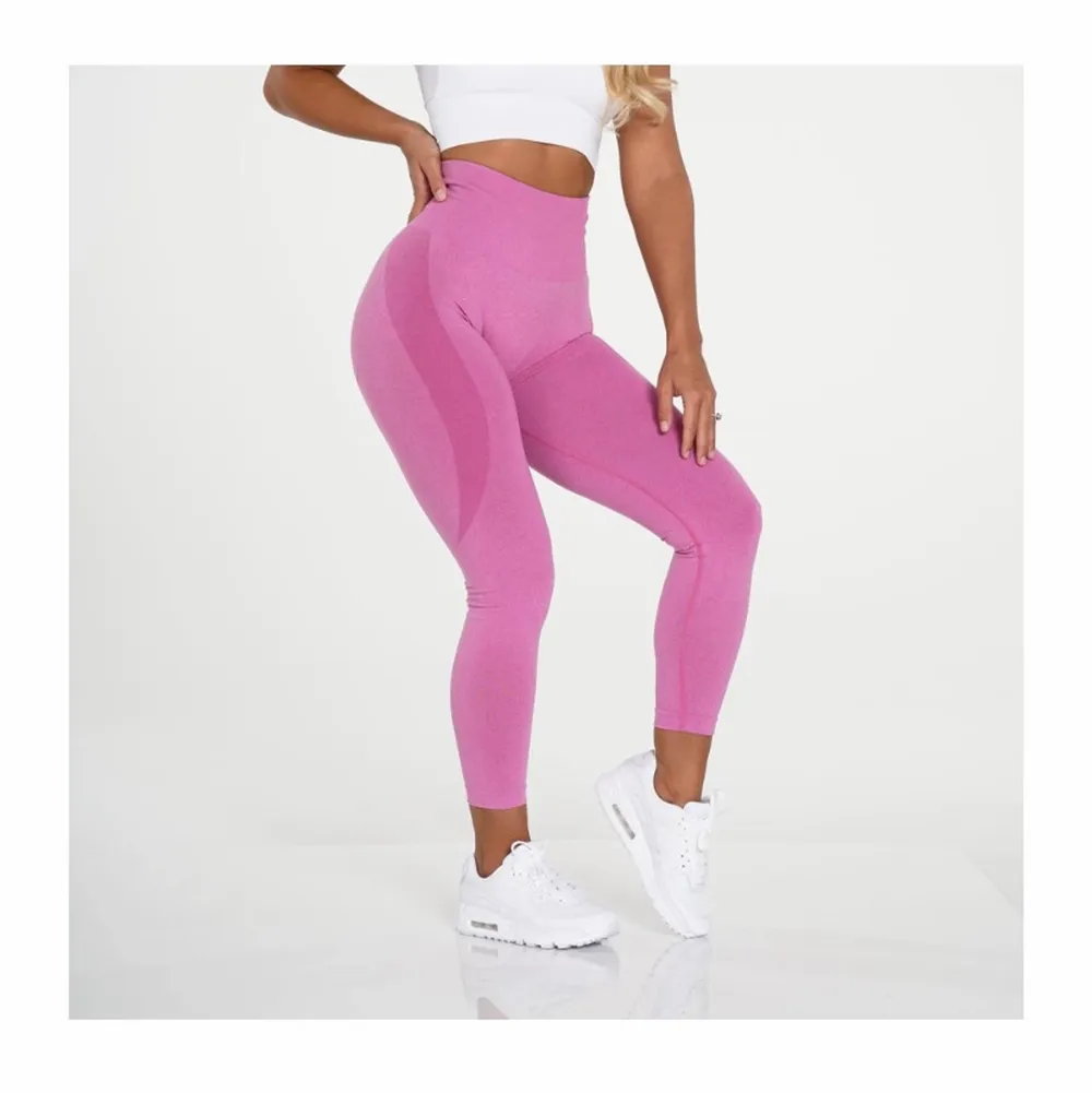 Säljer helt nya oanvända nvgtn tights i färgen bubbel gym pink. Säljer pga att jag beställde fel storlek. Alla förpackningar osv medföljer. 💞💞 sitter skit snyggt i rumpan . Jeans & Byxor.
