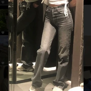 Zara jeans  - Ett par grå zara jeans med fina passformer, skriv för fler frågor❤️