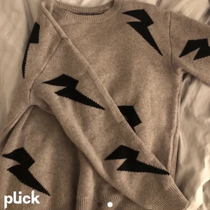 Tröja med blixtrar⚡️⚡️⚡️ - Grå Stickad tröja med svarta blixtrar, aldrig använd.⚡️⚡️⚡️