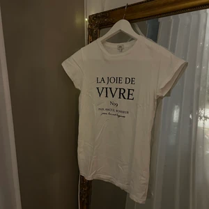 T-shirt med tryck  - Fin vit t-shirt som är för liten för mig. Passformen är rätt tight.  