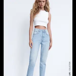 Säljer dessa zara jeans då jag har ett par liknande! Mycket fint skick då jag bara använt de 2 gånger. Fler bilder kan absolut skickas vid intresse!