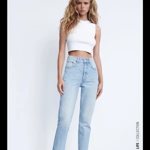 Super fina jeans! - Säljer dessa zara jeans då jag har ett par liknande! Mycket fint skick då jag bara använt de 2 gånger. Fler bilder kan absolut skickas vid intresse!