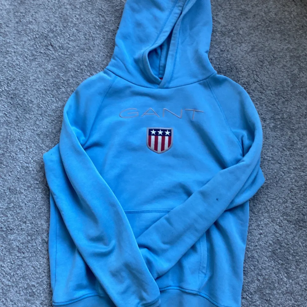 Säljer min ljusblå  hoodie från Gant!! Super skönt material💙. Hoodies.