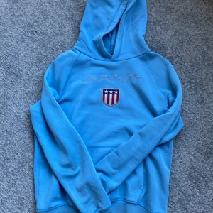 Blå Gant hoodie  - Säljer min ljusblå  hoodie från Gant!! Super skönt material💙