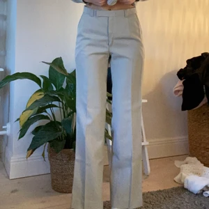 Ljusgråa kostymbyxor - Säljer dessa gråa kostymbyxor i nyskick! Köpta second hand men aldrig använda, prislapp sitter kvar 💖 Saknar storlek men skulle säga en W28 då jag vanligtvis är en W26/27 (alt S) och dessa är lite stora på mig 🥰 säljs för 100 kr + frakt 🙏🏼