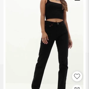 Levis Jeans 501 Svarta  - Säljer mina svarta Levis jeans 501, perfekt passform och endast använda ett fåtal gånger. Strl är XS/34 🤍