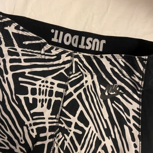 Träningstights nike - Svart vita träningstights från Nike, storlek s