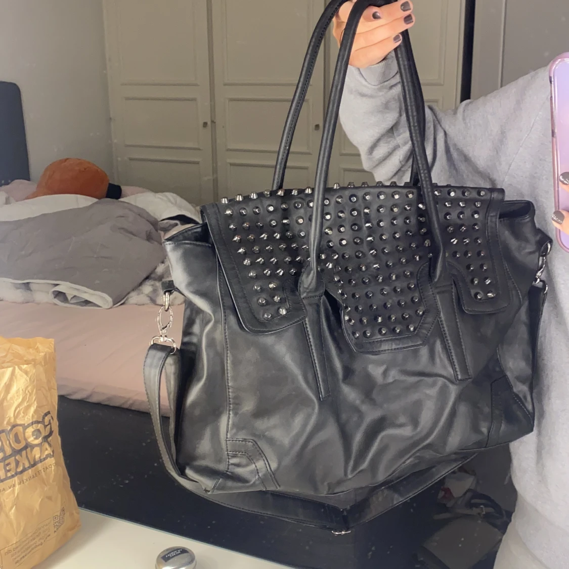 Väska med nitar - 90