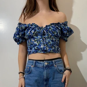 Blommig blus strl 40 - Blå fin blommig blus med knäppning från Ginatricot i strl 40, aldrig använd!