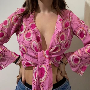 Rosa knytblus onesize - En rosa knytblus i onesize! Köpt på secondhand men i väldigt gott skick, aldrig använd utav mig. Stryks innan den skickas!