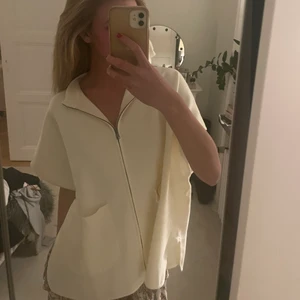 Tröja  - Helt ny ”cape” från zara kids, köpte den på rea så säljer den för det jag köpte den för. Aldrig andvänd! Köparen står för frakten! 164cm