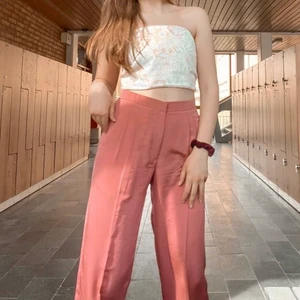 Rosa Kostymbyxor  - Rosa Kostymbyxor, säljer då dom är lite stora på mig som vanligtvis har XS i byxor! Vid köp av fler plagg kan jag fixa paket pris! :-)