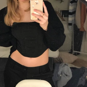 Ärmar - Säljer dessa ärmar dom inte kommer till användning! Svart ganska tjockt, ribbat material! Stl XS/S Lappen sitter kvar