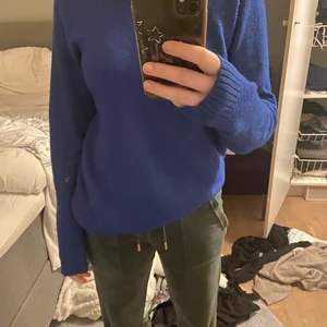 Blå stickad tröja - En jätteskön blå stickad tröja från vila som inte kommer till använding!❤️💖