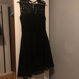 Svart spets klänning  - Svart spets klänning. Aldrig använd. Från hm. Storlek 42 men passar s-m för den är liten i storleken. Köparen står för frakten som är 66kr 💕