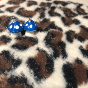 Blåa svamp berlocker  - Säljer nu ett par jätte fina blåa berlocker formade som en svamp. Köparen står för frakt💙