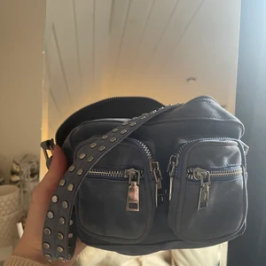 Väska  - As fin blå Noella väska som tyvärr inte kommer till användning längre då jag använder mest lite större väskor! 