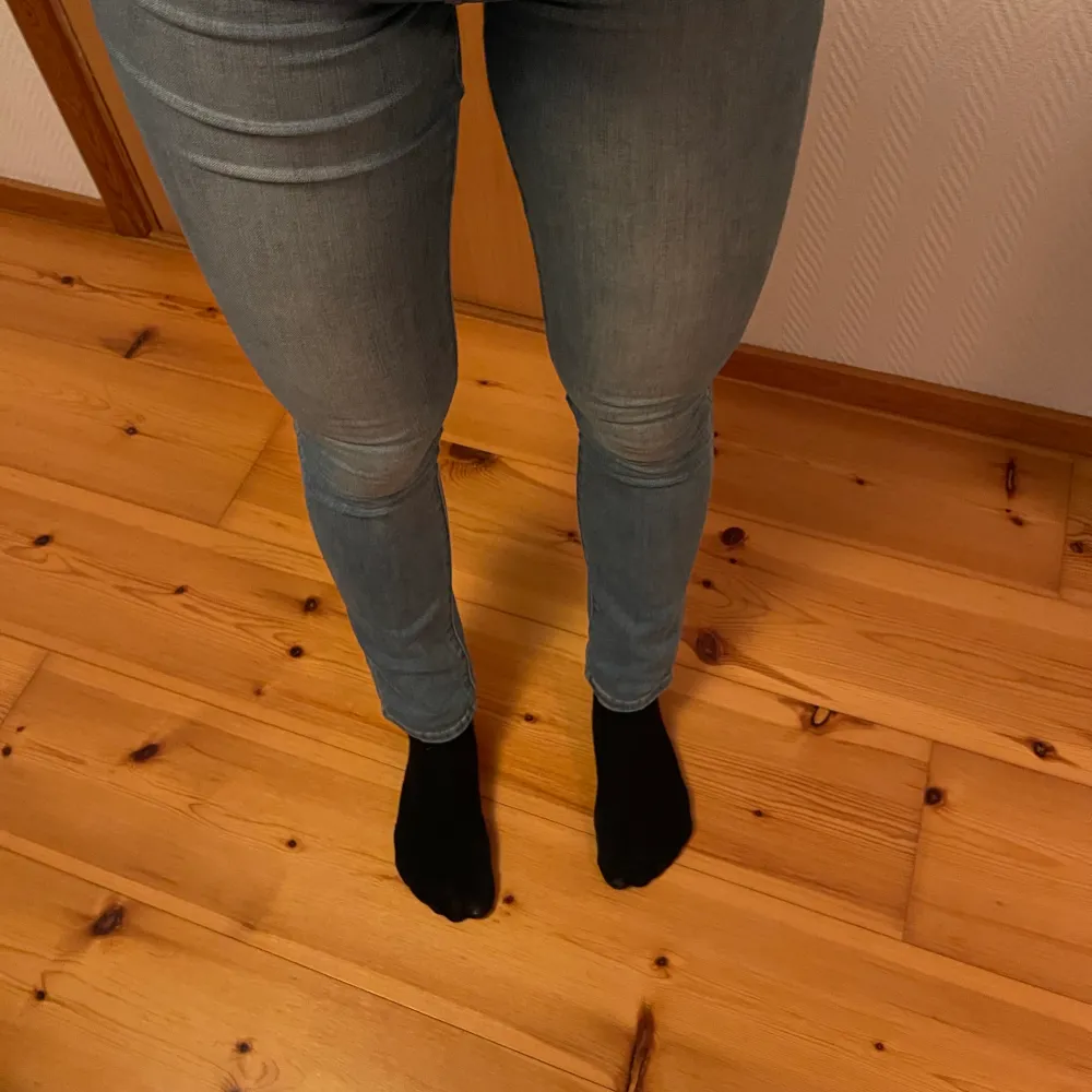 Ljusblå jeans från Levis i strl 27 (typ som 38)🤍de här högmidjade och tights! frakt tillkommer vid skick, 250:-. Jeans & Byxor.