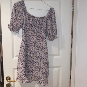 Blommig sommarklänning  - Superfin blommig sommarklänning som aldrig är använd. Storlek står inte med men är som en 36. Den har dragkedja baktill. Köparen står för frakt. 