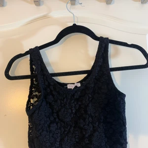 Croppat linne strl 34 - Svart croppat linne i spets som använts ett fåtal ggr pga att jag växte ur den och den blev för kort ( är 178 cm). Skriv för fler bilder/bilder med plagget på. Köpare står för frakt och Pris kan diskuteras vid snabb affär❣️