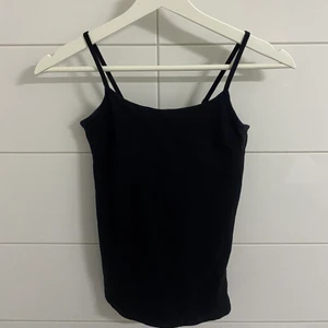 Linne - 🖤Oanvänt basic linne🖤 ✨Storlek: XS✨  Ett helt oanvänt linne i svart. Linnet är ganska tjock och därför kan man använda det utan någon bh.  Frakt tillkommer!