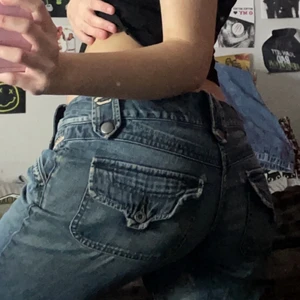 low waist jeans 😽 - super söta low waisted jeans me fickor på baksidan! Köpt secondhand men aldrig haft chansen att använda, står ingen storlek men jag är 165 för preferens å dem sitter bra på mig<3 ( det visade sig vara många intresserade så de får bli lite budgivning som jag avslutar 25;e, priset är just nu på 230💗)