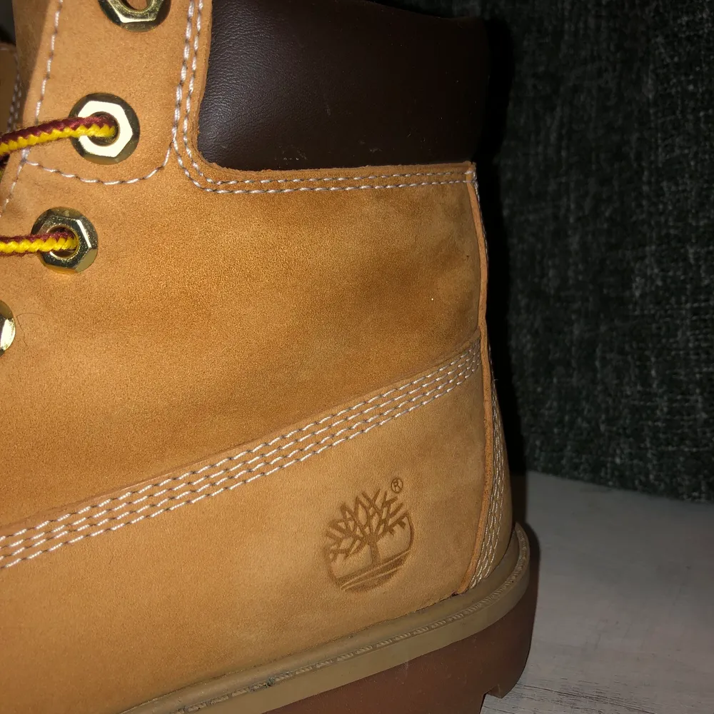 Näst intill nya timberlands. Använda runt 5gånger. Storlek 39. Nypris 2000kr. Köpare står för frakt. Kan mötas upp i Göteborg.. Skor.