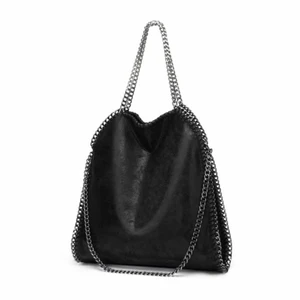 Sjukt snygg och trendig väska - Säljer nu min helt oanvända och trendiga Stella Mccartney liknande väska💗 Fick den i present och säljer då den inte riktigt var min stil💗Den är mycket rymlig och passar till det mesta💗 Pris går självklart att diskutera💗 Skriv för fler bilder💗